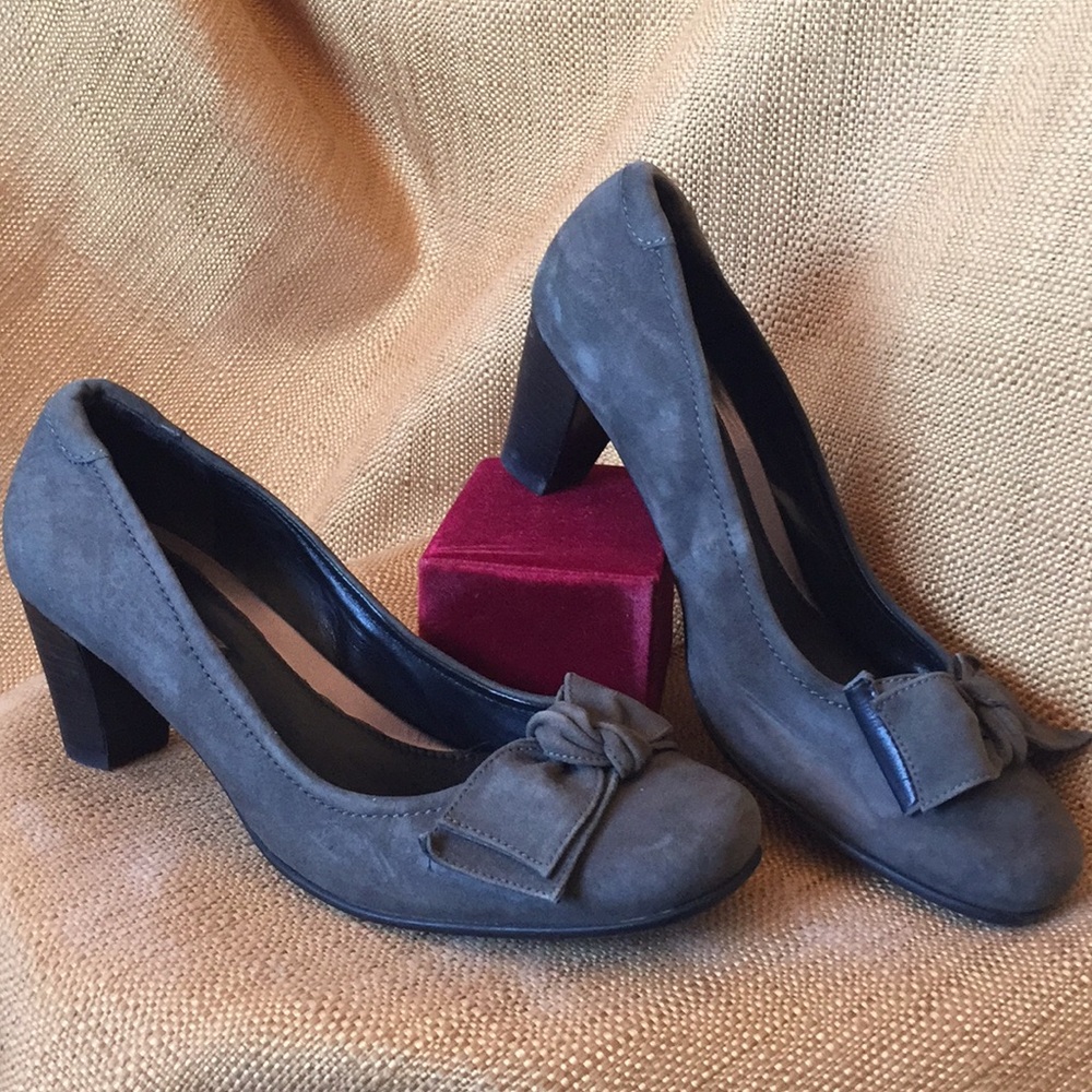 Very lightly worn and so cute!! Style and comfort!